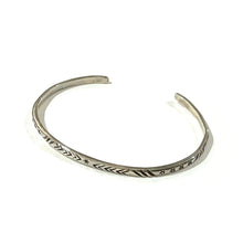 Load image into Gallery viewer, -〔UNISEX〕-  ERICKA NICOLAS BEGAY エリッカ ニコラス ビゲイ   SILVER BANGLE NO0505