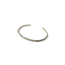 Load image into Gallery viewer, -〔UNISEX〕-  ERICKA NICOLAS BEGAY エリッカ ニコラス ビゲイ   SILVER BANGLE NO0505