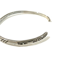 Load image into Gallery viewer, -〔UNISEX〕-  ERICKA NICOLAS BEGAY エリッカ ニコラス ビゲイ   SILVER BANGLE NO0505