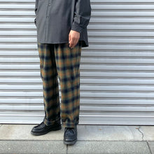 Load image into Gallery viewer, -〔MAN〕-　　WHITE MOUNTAINEERING ホワイトマウンテニアリング　　　OMBRE CHECKED PAJAMA PANTS