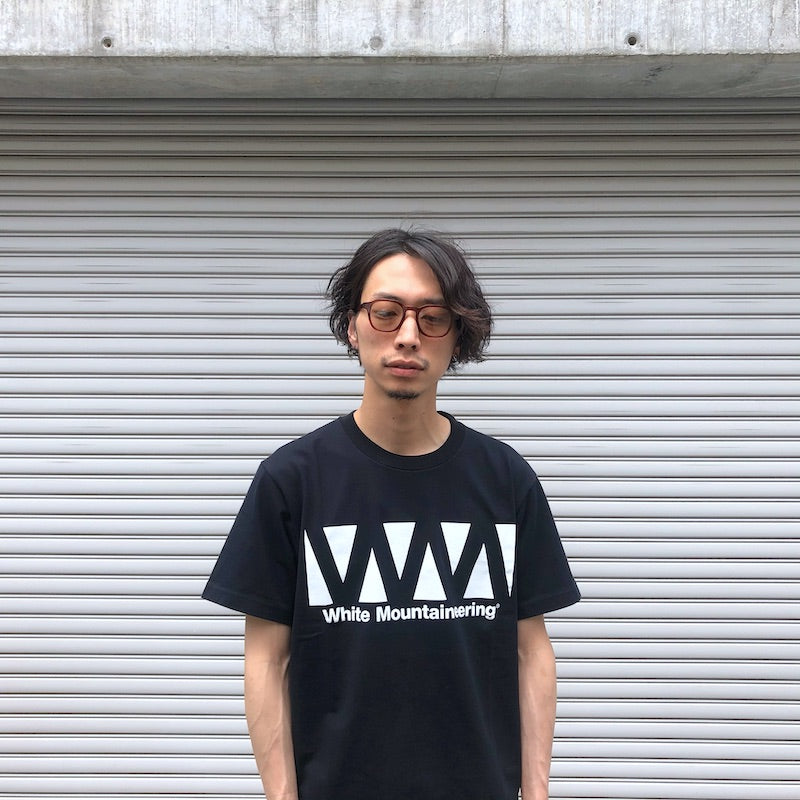 -〔MEN'S〕-　 WHITE MOUNTAINEERING Repose ホワイトマウンテニアリング リポーズ　 WM LOGO PRINTED  T-SHIRT