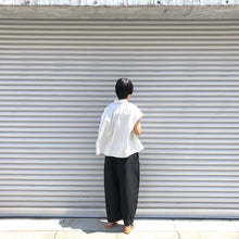 Load image into Gallery viewer, -〔WOMEN&#39;S〕-　 WHYTO ホワイト　　TUCK SLEEVES BLOUSE