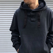 Load image into Gallery viewer, -〔MEN&#39;S〕-　　 WHITE MOUNTAINEERING ホワイトマウンテニアリング 　2 BUTTONED PULLOVER HOODIE
