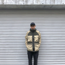 Load image into Gallery viewer, -〔MEN&#39;S〕-　 WHITE MOUNTAINEERING ホワイトマウンテニアリング W.M.B.C. x KiU 　3LAYERED FIELD JACKET